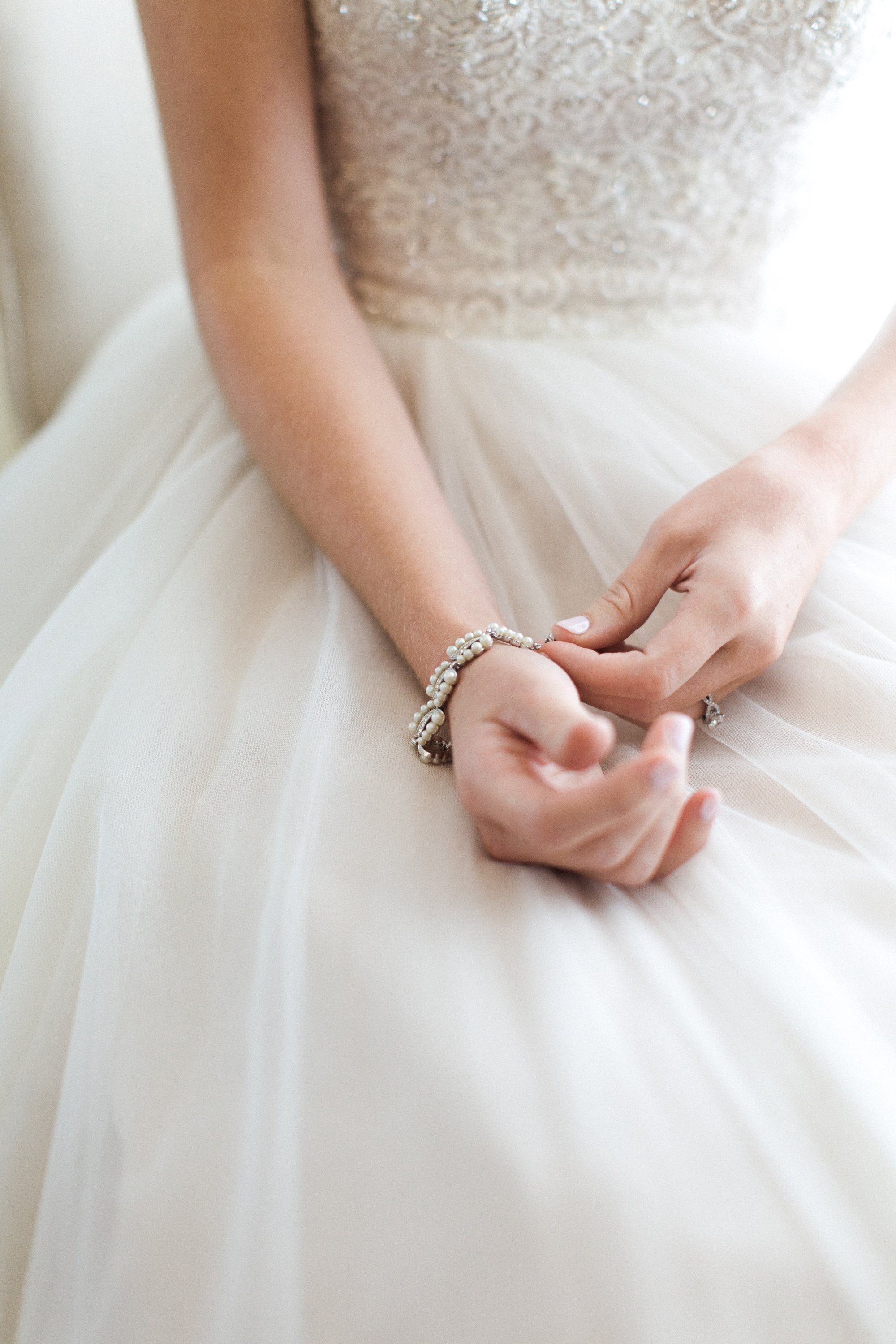 This bridal bracelet is the perfect combination of elegance and simplicity.